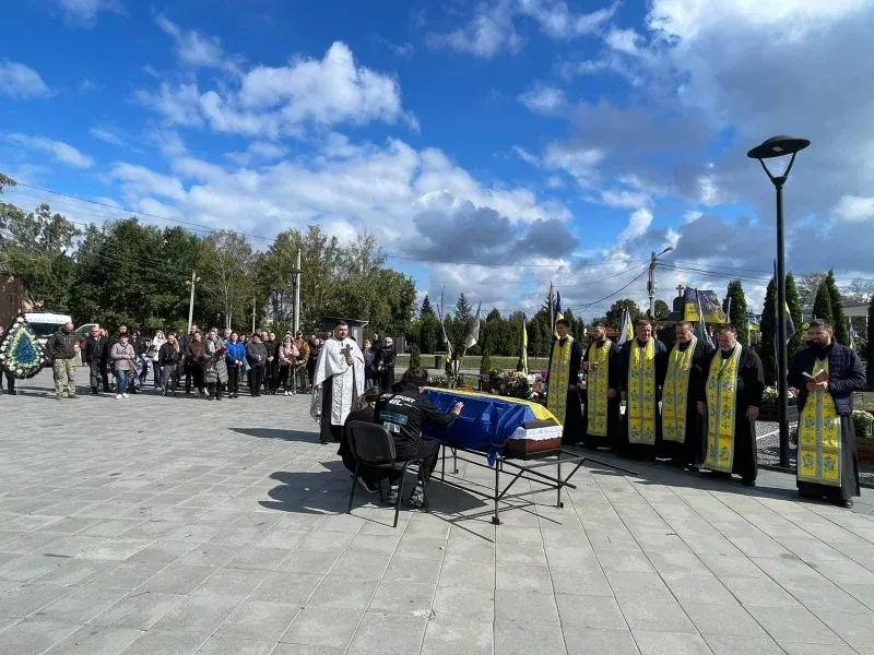 У Чернівцях попрощалися із загиблим захисником Артемом Василенком