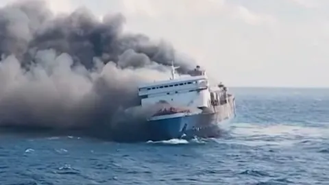 «Люди стрибали просто в море»: біля Індонезії спалахнув пором, є загиблі