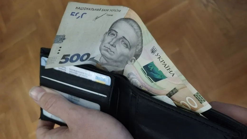 Сторож медзакладу на Дніпропетровщині отримував зарплату за двох колег