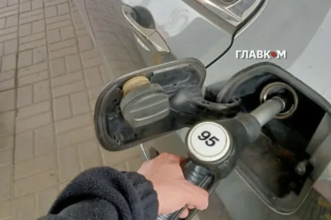 Ціни на пальне 15 серпня: скільки коштують бензин, дизель та газ