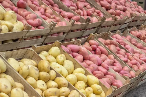 Скільки коштує молода картопля на ринку в Луцьку