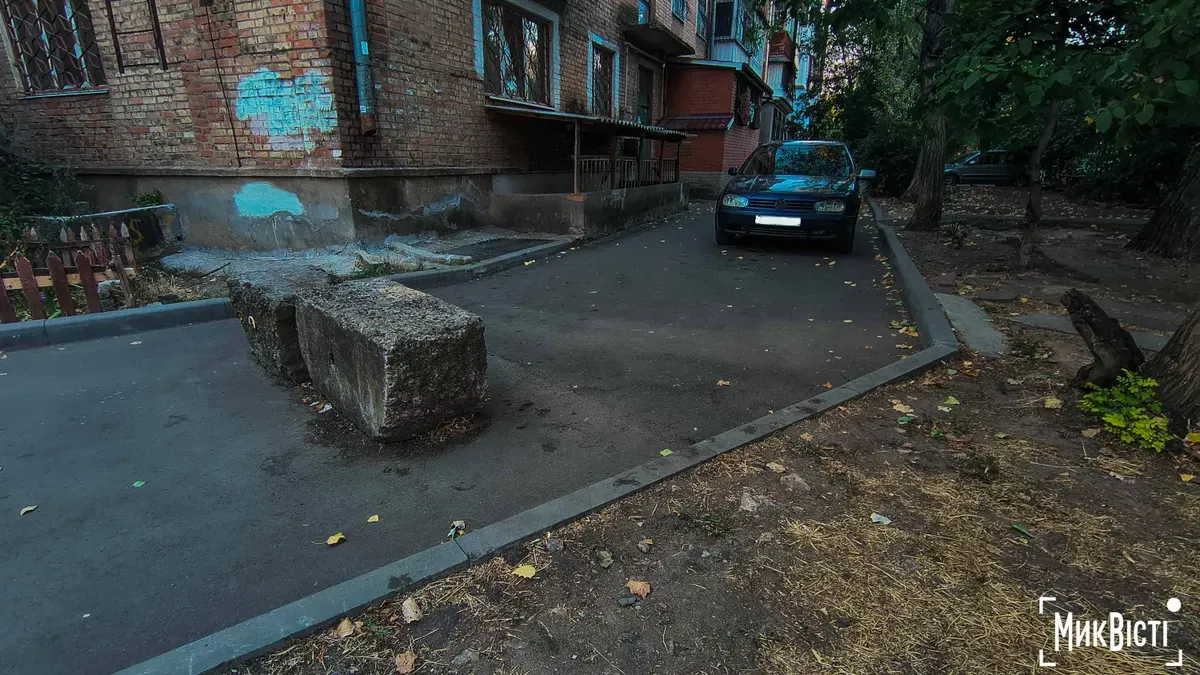 У Миколаєві приберуть самовільні паркувальні стовпчики та бетонні блоки з трьох дворів