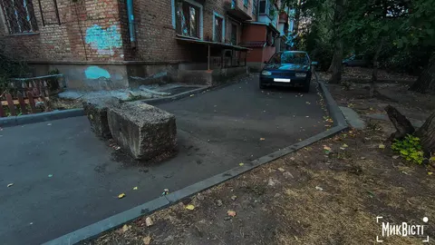 У Миколаєві приберуть самовільні паркувальні стовпчики та бетонні блоки з трьох дворів