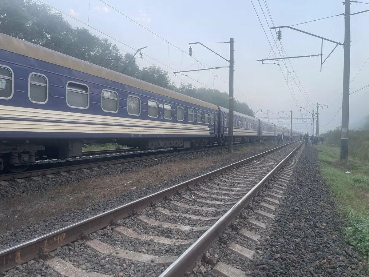 Потяг із Дніпра застряг у посадці: пасажири побачили біля вагонів підозрілі кущі