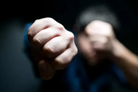 Побив знайомого та зіштовхнув сестру зі сходів: чернівчанину загрожує суд