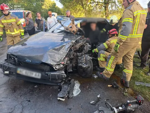 На Волині рятувальники визволили водія з понівеченого авто