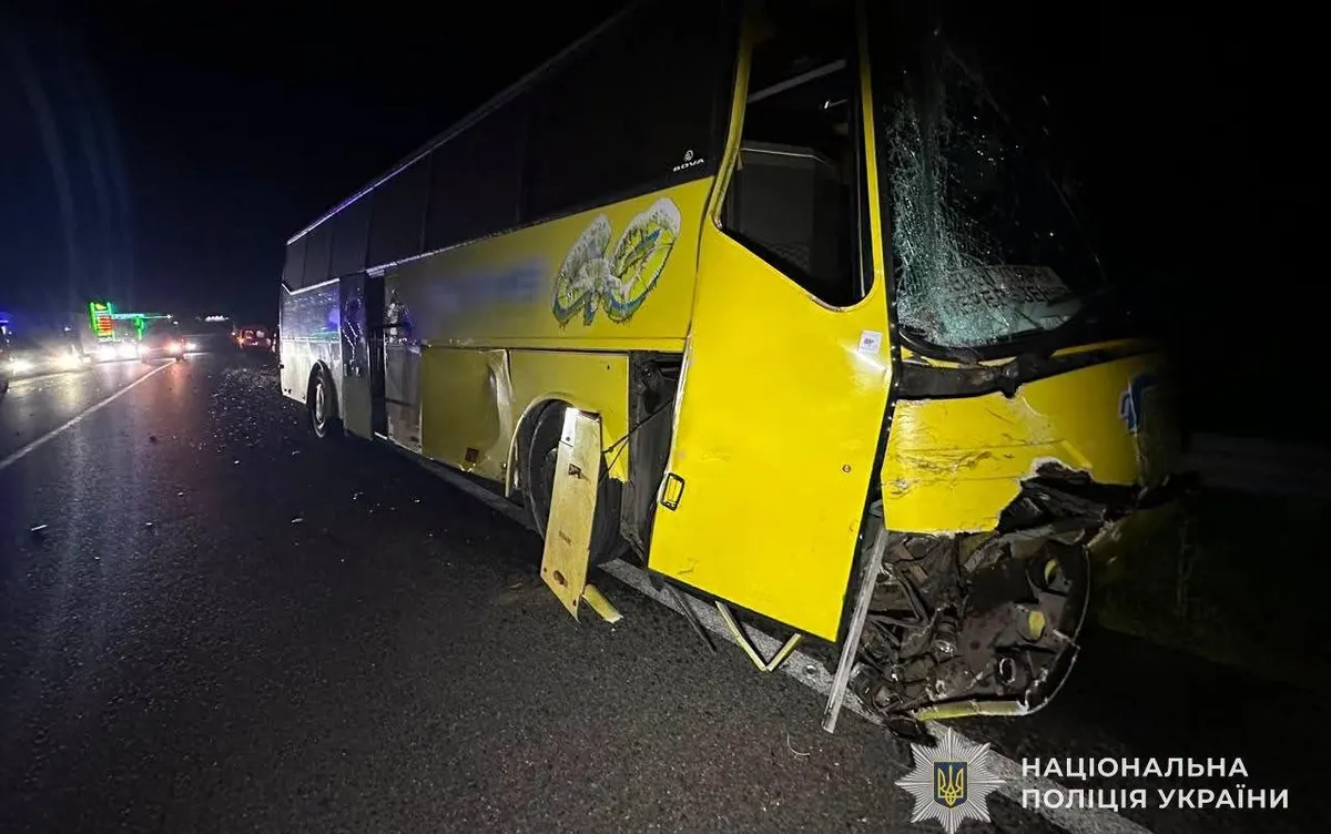 На Львівщині автобус зіткнувся з легковиком: троє постраждалих