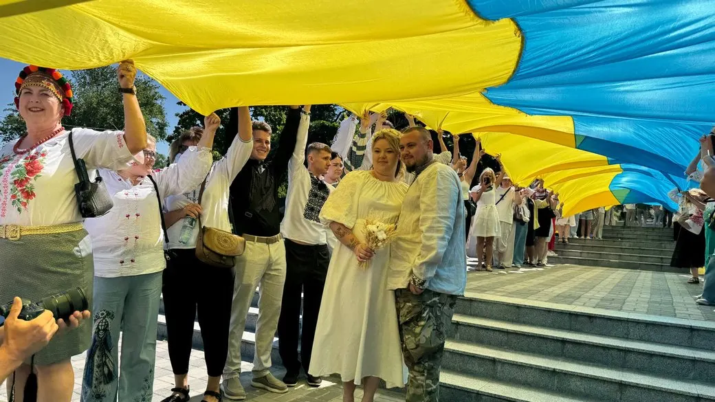 У Дніпрі до Дня Незалежності розгорнули 50-метровий прапор: як це було