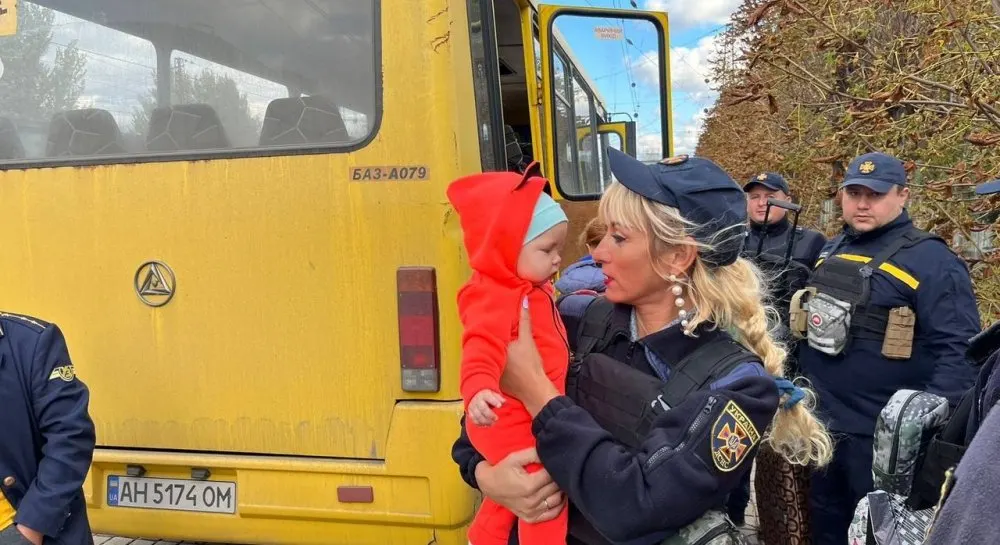 З Донеччини вивозять дітей: у зоні обов'язкової евакуації залишається ще близько 400 неповнолітніх