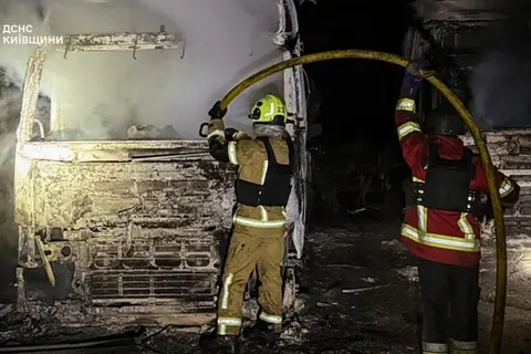 Нічна атака на Київщину: горіли підприємства, знищено сім вантажівок