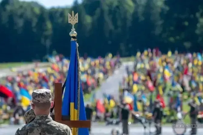 У Львові через спеку поливатимуть могили на Личаківському цвинтарі