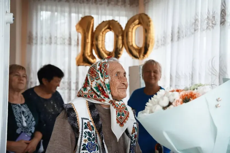 На Буковині жінка відзначила 100-річчя: її привітали всією громадою