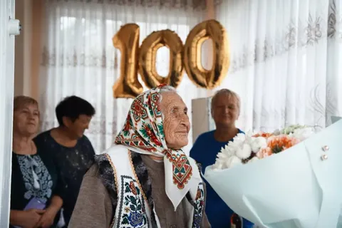 На Буковині жінка відзначила 100-річчя: її привітали всією громадою