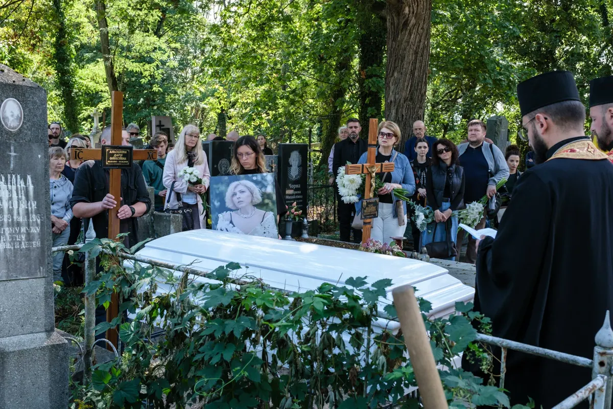 Львів попрощався з майстринею витинанки Дарією Альошкіною: її поховали на Личакові