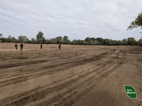 На Буковині знайшли незаконний видобуток гравію: важка техніка залишила виїмки й