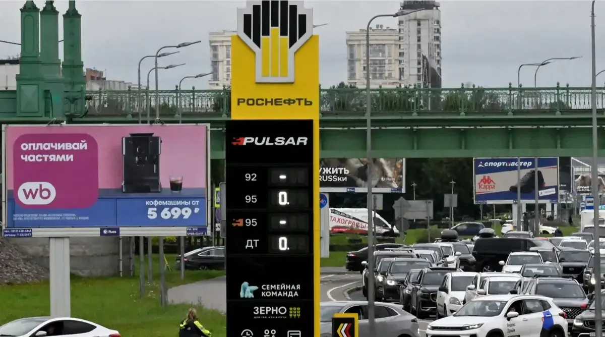 У росії бракує бензину: А-95 немає на 53% АЗС, у Ленінградській області — ліміт 30 літрів