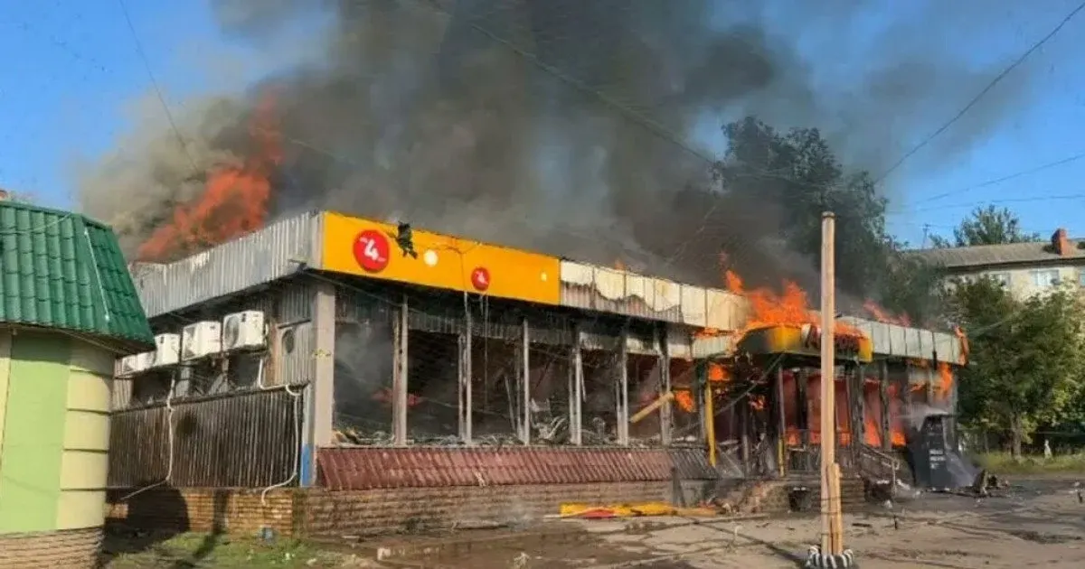 Удар по «Авроре» у Слов'янську: поранені, пожежа, кадри з місця