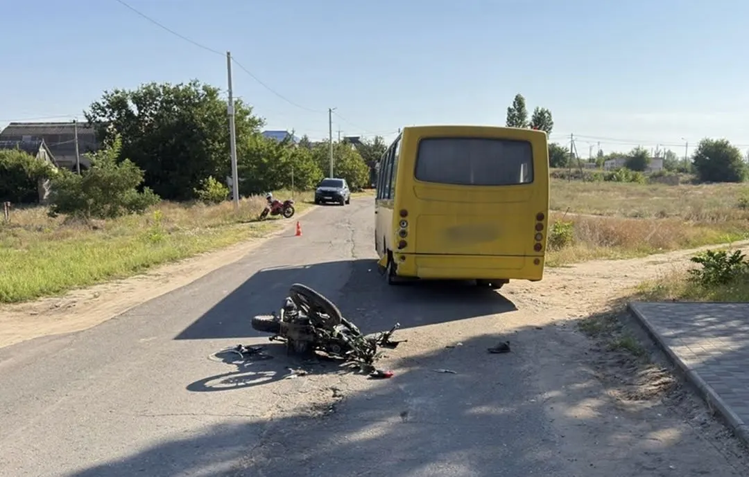 На Миколаївщині двоє підлітків на мотоциклах врізалися в автобус на зупинці: вони у лікарні