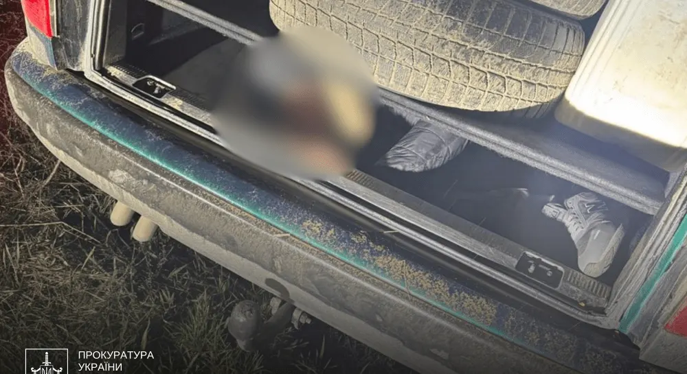 Правоохоронець на Буковині віз ухилянта в ніші для запаски: деталі схеми
