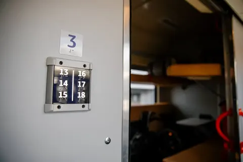 Укрзалізниця скорочує відставання: 43 поїзди ще затримуються