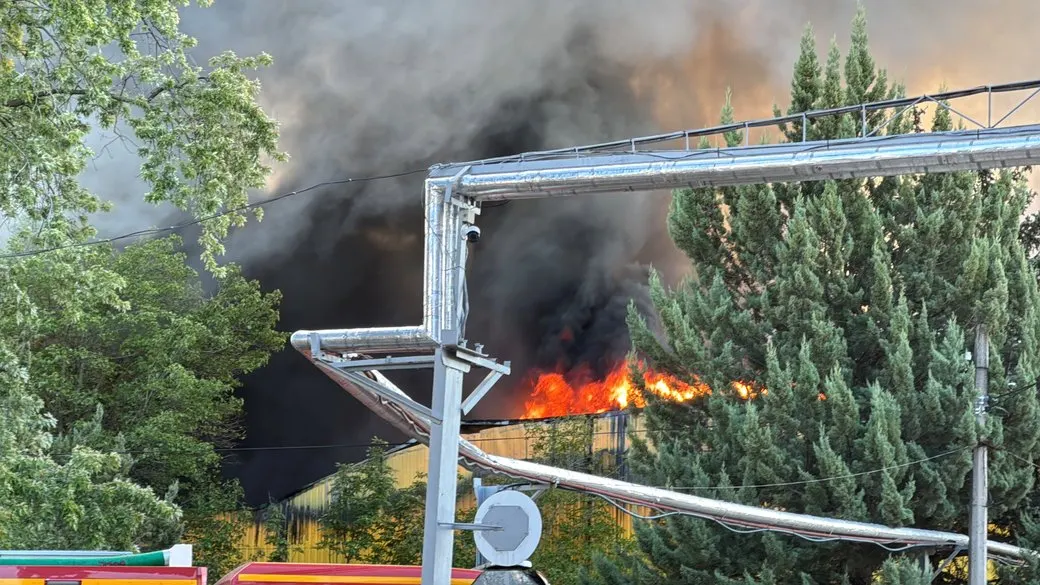 У Миколаєві через ранкову атаку РФ палає склад: що відомо