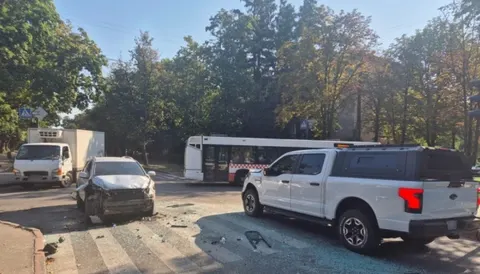 У Харкові автобус зіткнувся з двома авто: постраждали дев'ятеро людей