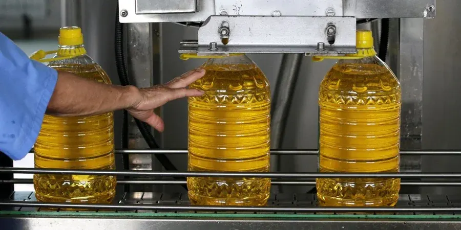 Олійний експорт України скоротився вдвічі через блокаду портів