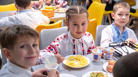 Тривоги, обстріли й брак водіїв: як постачальники везуть продукти до шкіл Одещин