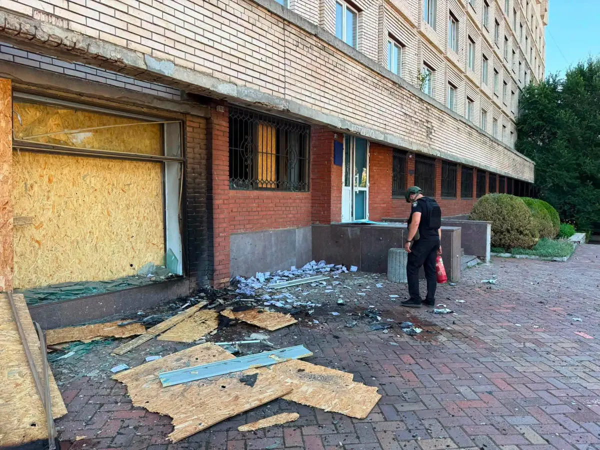 11 ударів по Словʼянській громаді за добу: двоє поранених, понівечені будинки й автівки