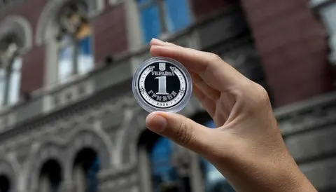 Гривні — 30: НБУ викарбував срібну монету з позолотою