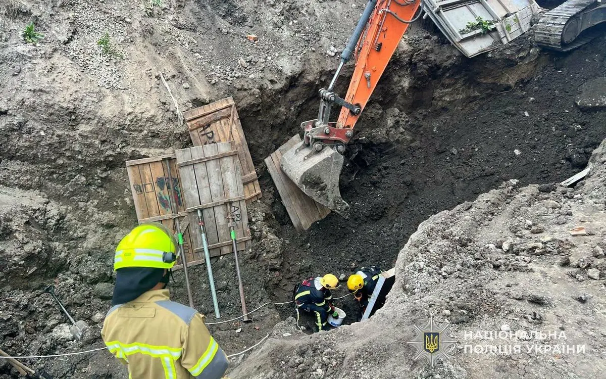 Обвал ґрунту в Тернополі: двоє чоловіків під землею, триває рятувальна операція