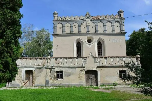 У Гусятинській синагозі XVII століття влаштували «тусовки»: шприци, пляшки та розбиті двері