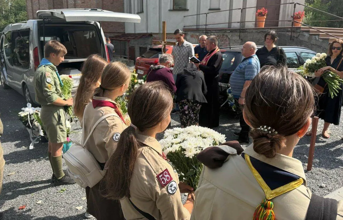 «Вона любила співати»: у Тернополі попрощалися з 16-річною пластункою Терезою Подоляк