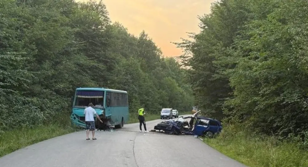 На Львівщині легковик вилетів на зустрічну смугу і врізався в автобус: 11 постраждалих