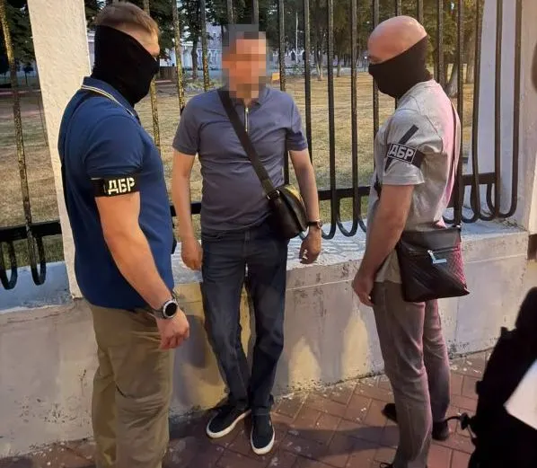 30 тисяч доларів у тубусі: голову Держгеокадастру Львівщини взяли під варту