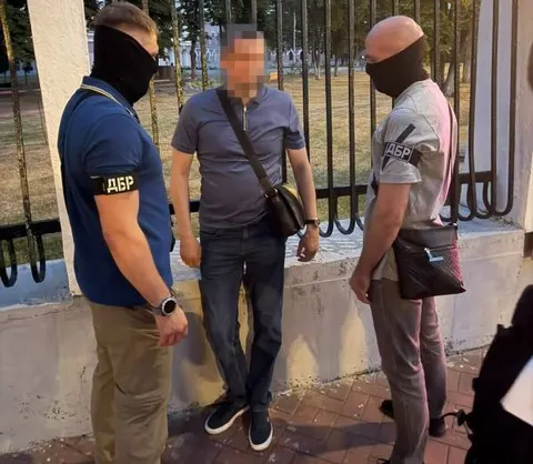 30 тисяч доларів у тубусі: голову Держгеокадастру Львівщини взяли під варту