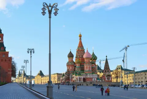 Кадровий колапс у РФ: Кремль знижує вік працевлаштування до 12 років і вербує мігрантів