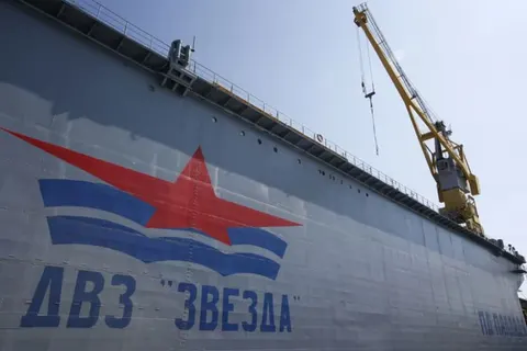 Росія вивела в море новий криголамний танкер для обходу санкцій