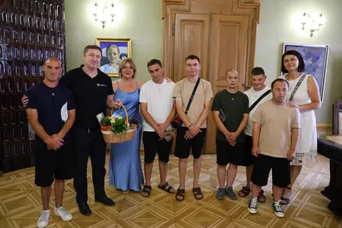 Діти з Роздільського інтернату привезли керівництву області власні огірки та ожи
