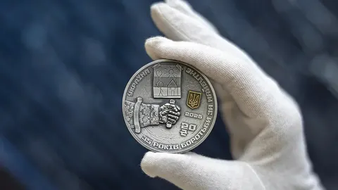 НБУ випустив срібну монету до 35-річчя незалежності: символіка щита