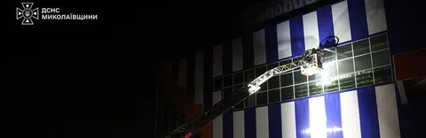 Атаки по Миколаївщині: поранені цивільні, пошкоджено ТЦ та склад
