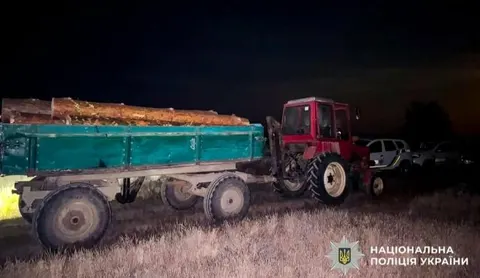 На Рівненщині браконьєри кинули причіп із деревиною та втекли від поліції