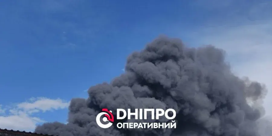 Удар по Дніпру: палають склади логістичної компанії, є поранені