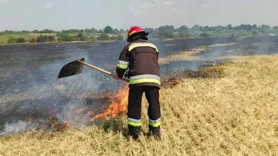 На Тернопільщині в полі згорів комбайн: рятувальники розповіли деталі
