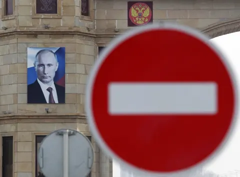 Британія розширила санкції: під обмеження потрапили банки, компанії та шість суд