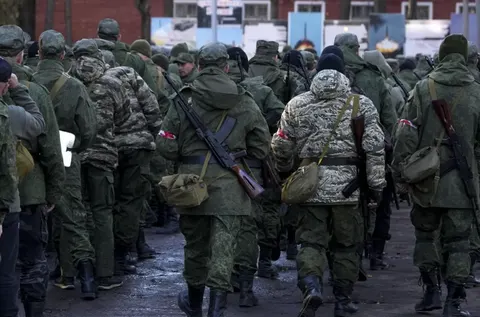 У Донецьку вербувальники РФ споюють чоловіків і змушують підписувати контракти