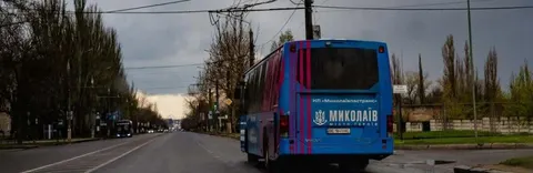 У Миколаєві автобуси ходять із запізненнями через атаки на АЗС