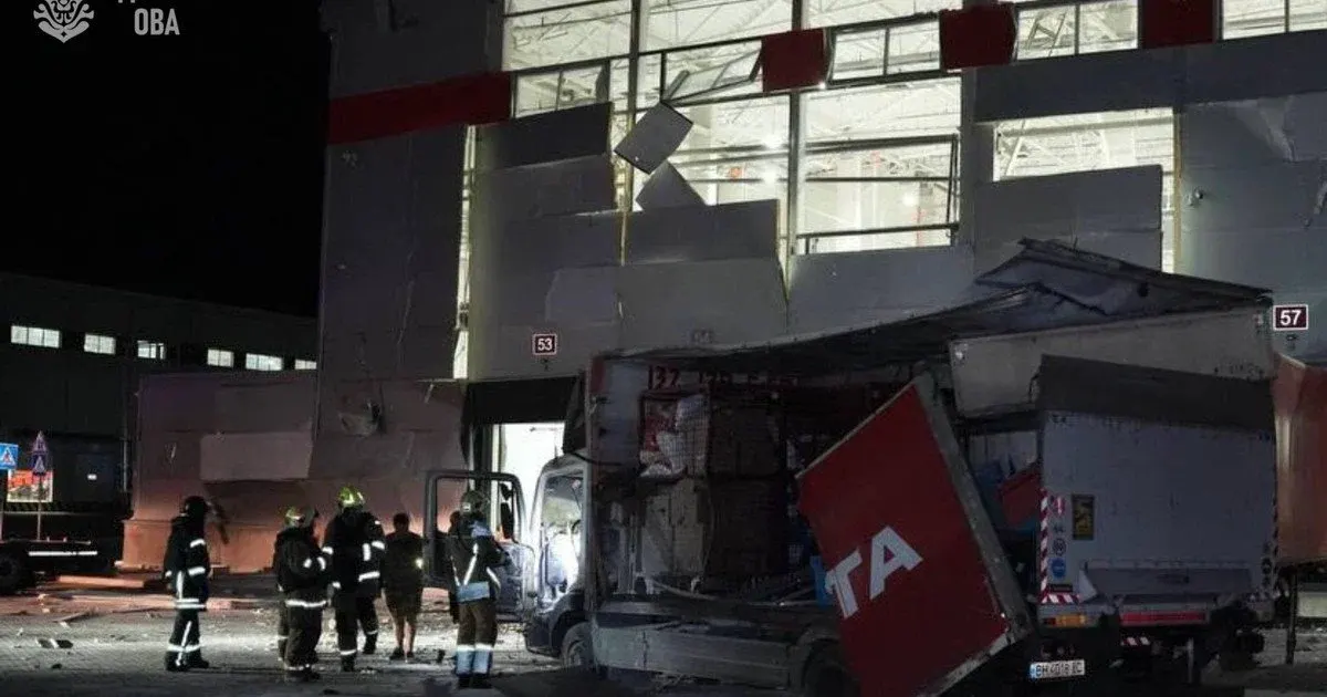Атака безпілотника на Одещині: постраждали двоє людей, пошкоджено відділення «Нової пошти»
