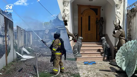 Удар по садибі відомого скульптора в Харкові: сусідній будинок згорів вщент