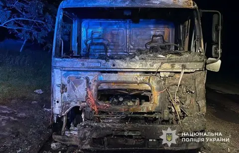 У Кривому Розі двоє молодиків підпалили вантажівку за гроші: їх затримали